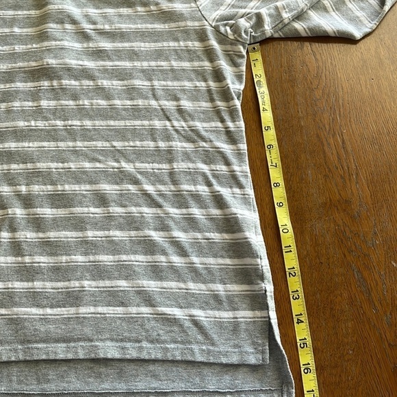 Liz Claiborne petite medium 3/4 gray white striped T-shirt buttons in the back - Picture 10 of 13